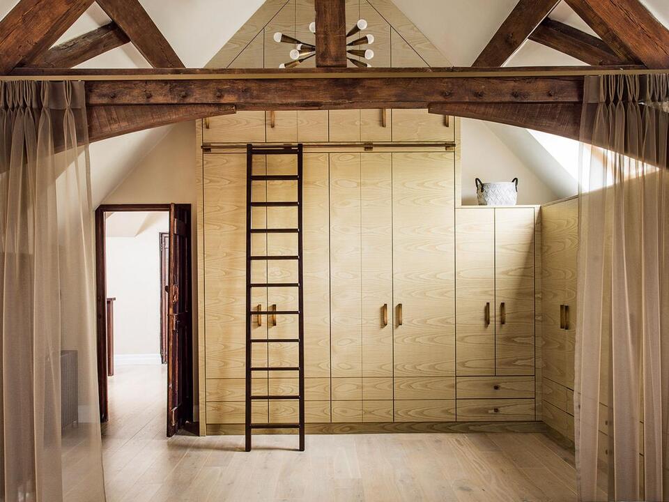 Where should a closet be placed in a small bedroom? This is how experts