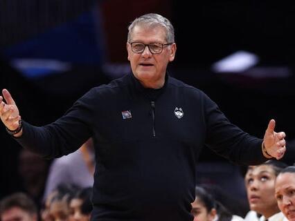 UConn-Iowa controversial foul call: Geno Auriemma questions late