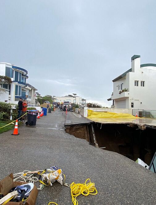 Local emergency declared in Malibu as massive sinkhole red-tags dozens ...