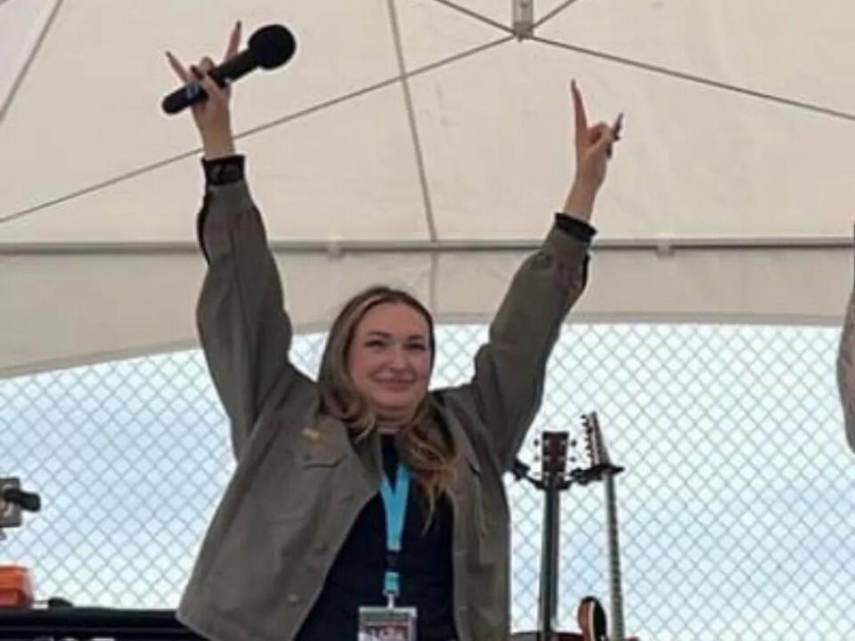 Watch ‘The Voice’ Finalist Share the Stage With Jelly Roll in “Full