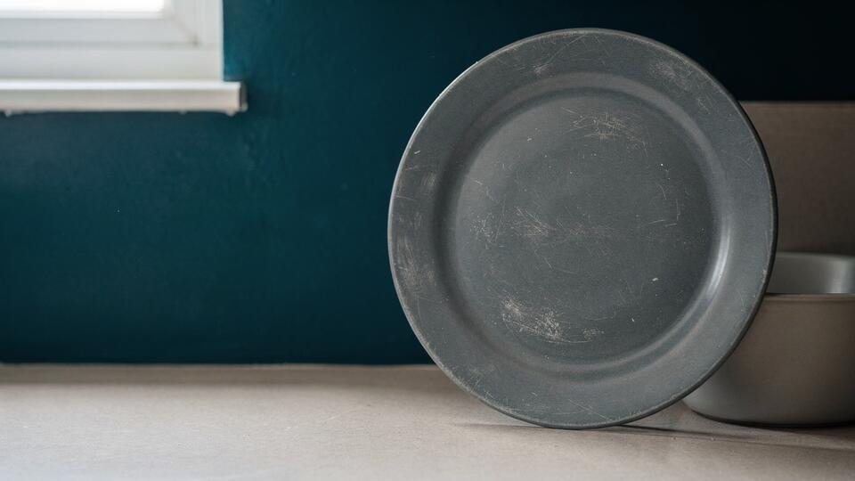 You reheat leftovers on melamine plates, but repeated microwaving for 1-2 min raised a consumer-health concern in a study
