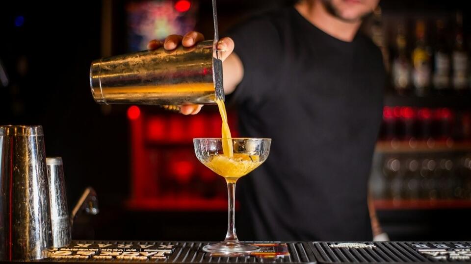 Bartenders Say These 9 Simple Habits Can Help You Get Served Faster at ...