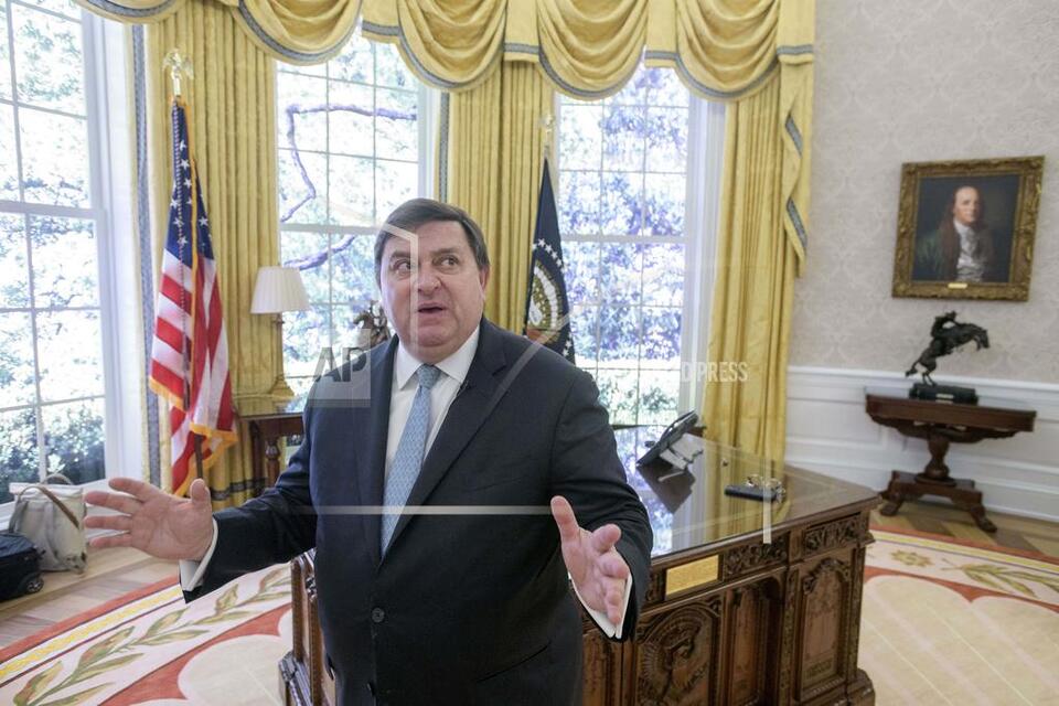 A replica Oval Office near the White House just got a Trump makeover ...