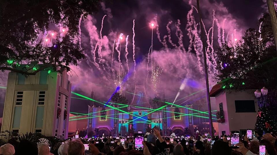 Full Video of 2026 New Year Countdown Fireworks at Disney’s Hollywood