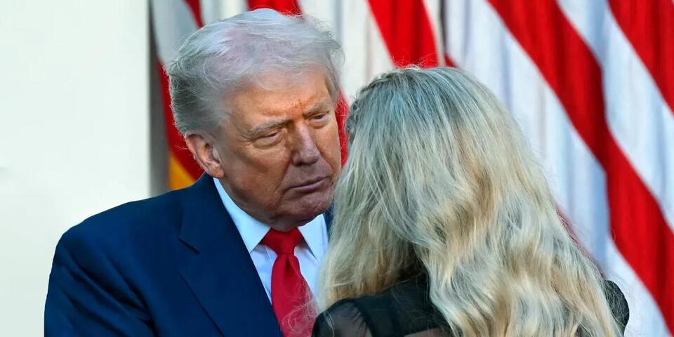 Donald Trump and Erika Kirk Share a Kiss During Swearing-In Ceremony at ...