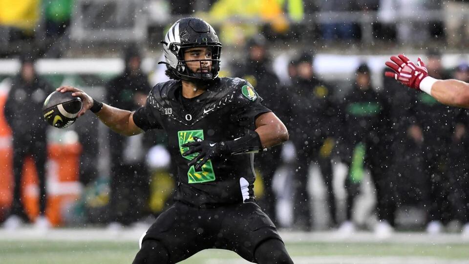 Dante Moore injury: Oregon QB leaves game vs. Wisconsin bloodied after ...