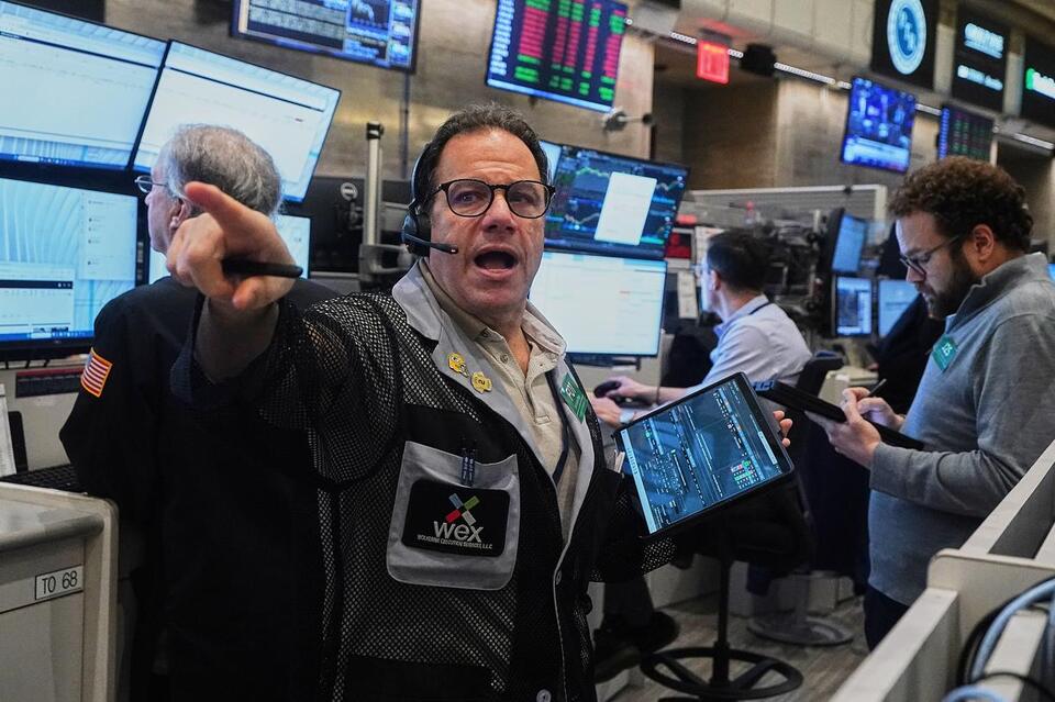Sharp drops for AI stocks overwhelm markets worldwide as oil prices ...
