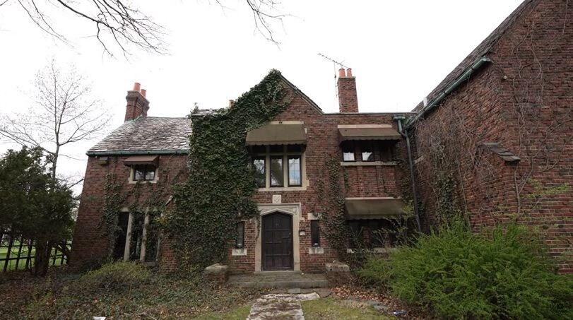 Sneak a Peek Inside Aretha Franklin's Empty Mansion, Detroit - NewsBreak