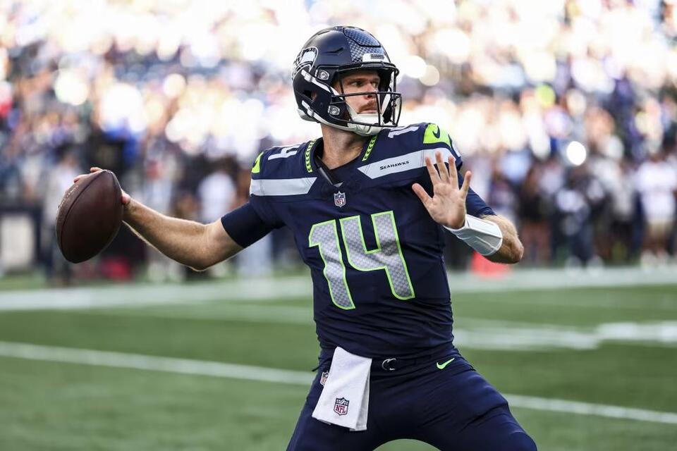 Seahawks quarterback Sam Darnold leaves game with a hip injury in NFL opener