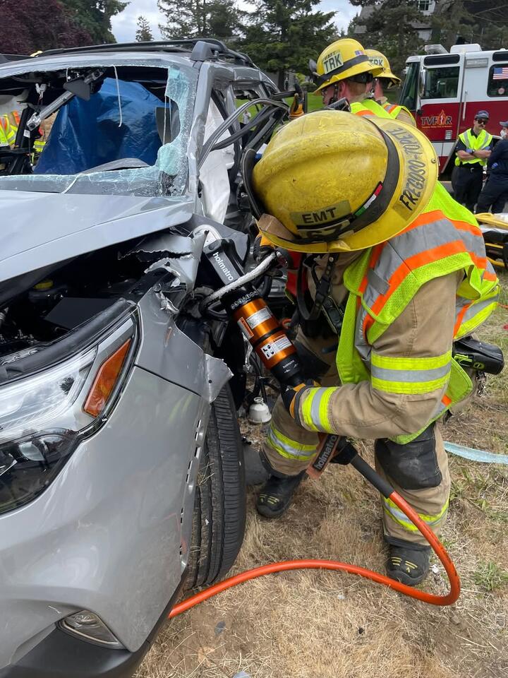 Two injured in crash near Highway 99 in Tualatin - NewsBreak