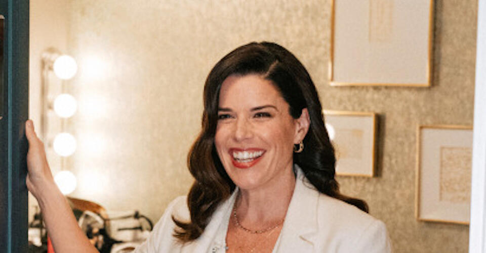 Neve Campbell Suits Up in Flowy White Outfit & Sparkling Sandals for ‘James Corden’ – NewsBreak