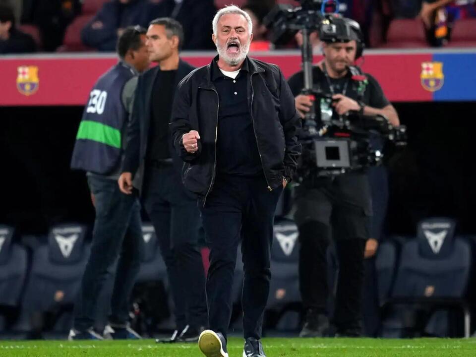 Jose Mourinho produces vintage knee slide after beating Barcelona in El ...