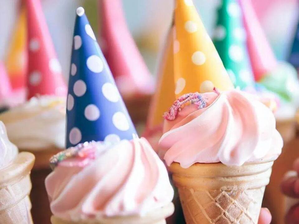 97-year-old birthday girl treats town to a cool surprise with 1,407 ice ...