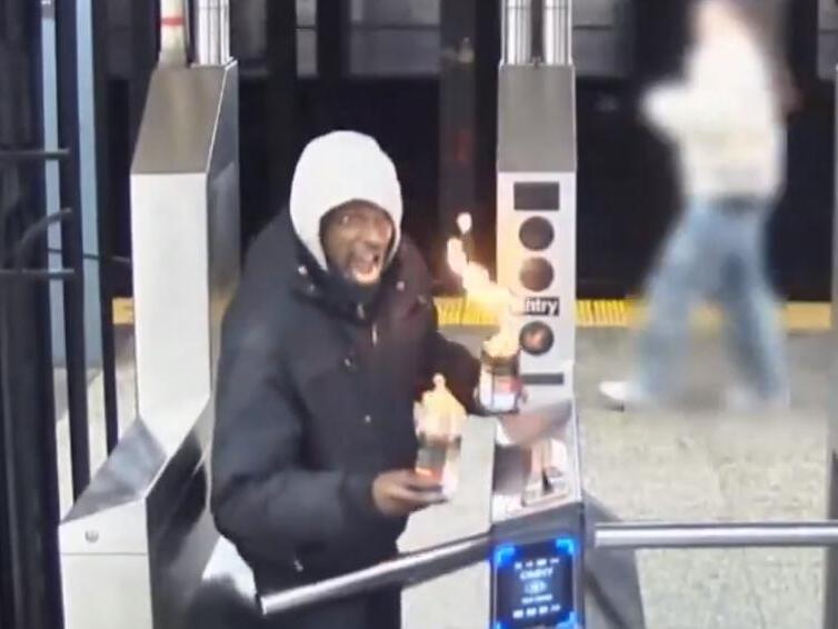 Man arrested for setting Manhattan subway rider on fire charged with ...