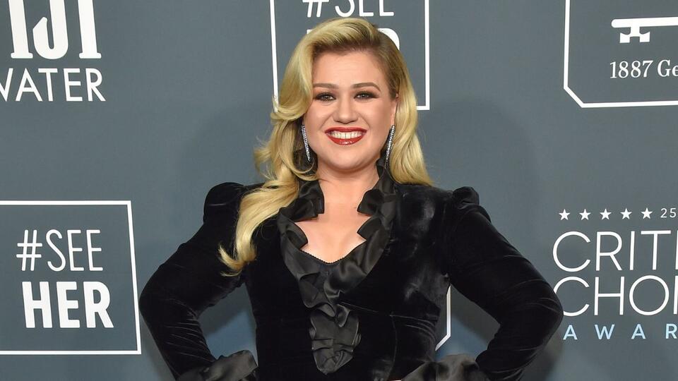 Kelly Clarkson Literally Offers ‘Voice’ Contestant Her Clip-In Hair ...