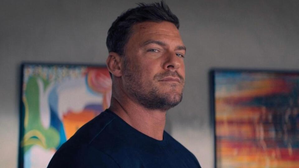 Watch Alan Ritchson Chug a Pickle Juice & Mustard Jar & ‘Burn’ His ...