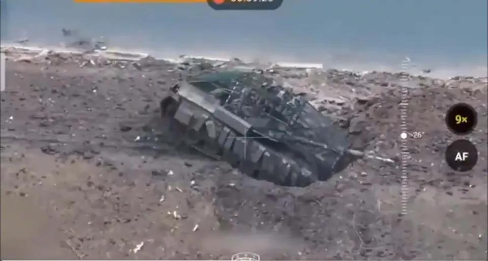 Watch moment panicking Russians drive £4million tank into a DITCH as ...