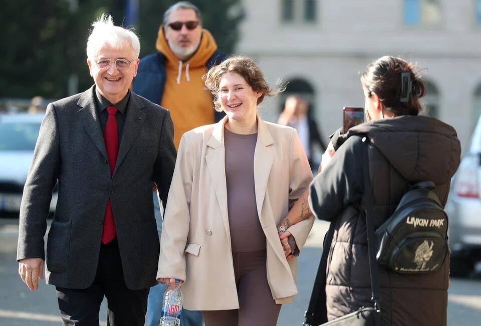 Bella Culley walks free: Pregnant teen accused of drug smuggling is ...