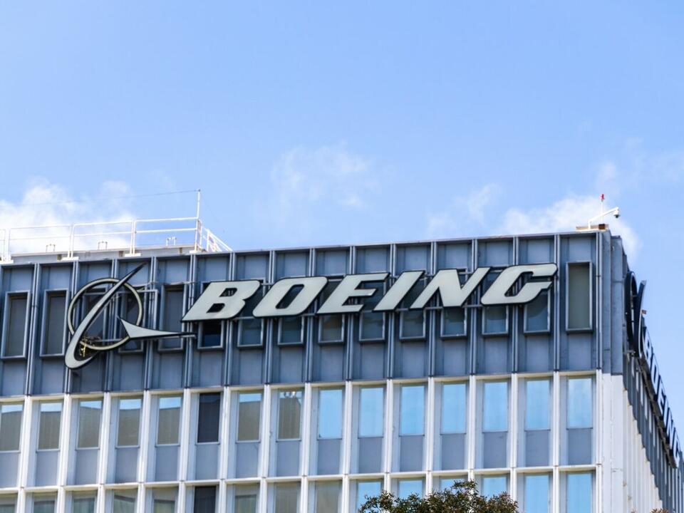 A tale of two CEOs Boeing boss to live in Seattle, Starbucks chief to