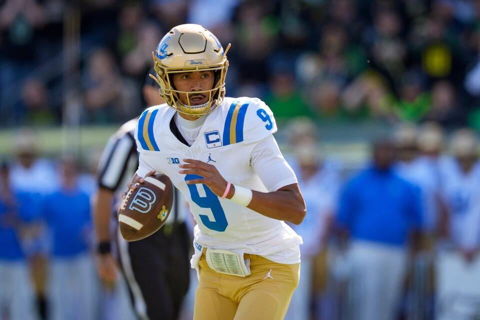 UCLA QB Nico Iamaleava (leg) leaves game vs. Oregon - NewsBreak