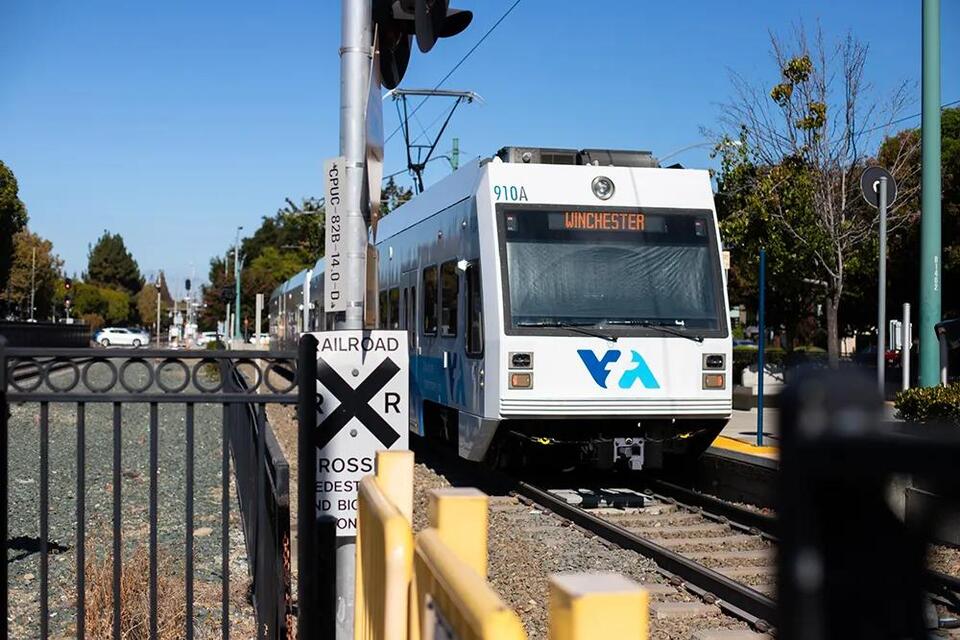 VTA temporarily suspends light rail service at four stations in Mountain View, Sunnyvale