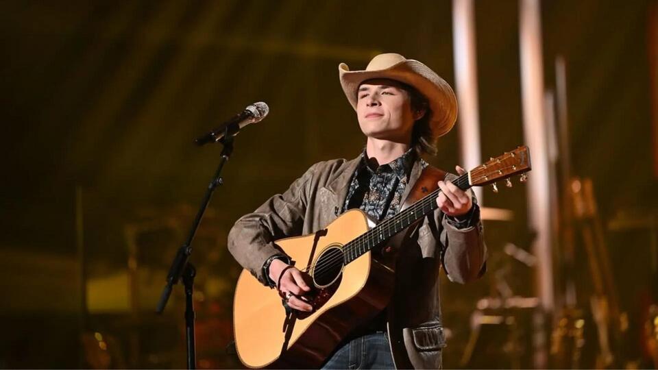 This one's for you” American Idol star John Foster serenades his girlfriend  Brooklyn with a rendition of 'Cross My Heart' - NewsBreak