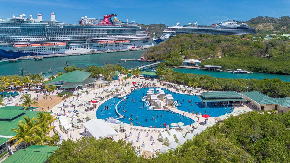 Carnival Cruise Line opens new pool area at exclusive Roatán port ...