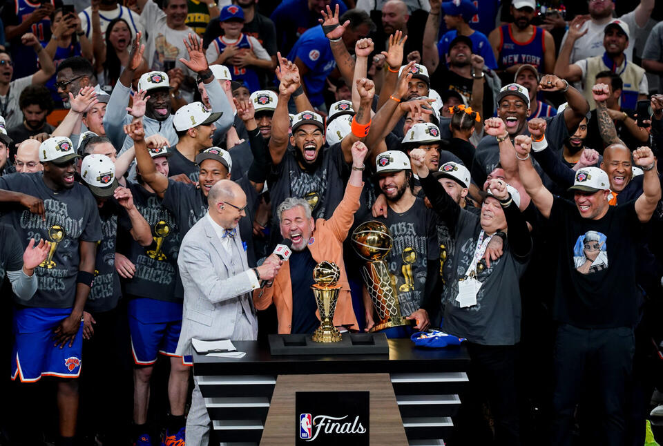 Knicks Championship Parade marred by massive New York City Hall jersey ...