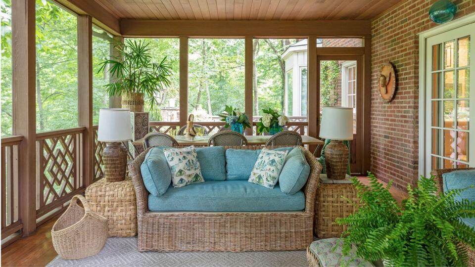 the-outdoor-reading-nook-is-the-new-fall-retreat-everything-you-need