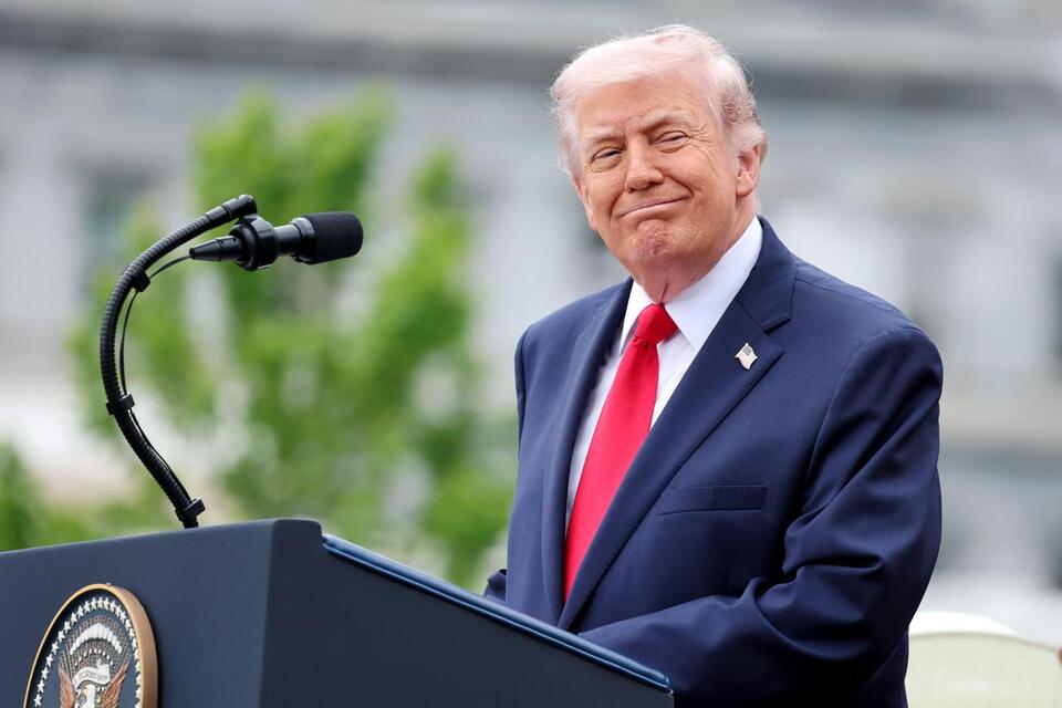 Trump goes on bizarre Truth Social posting blitz including picture of ...