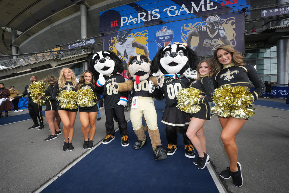 NFL Paris game ripped by fans for running out of food - NewsBreak
