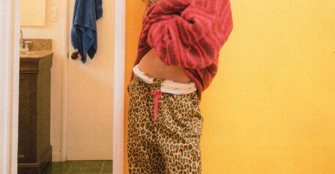 Hailey Baldwin Wears Oversized Clothes and Sneakers For New Drew House Ad – NewsBreak