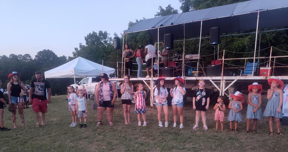 Granville gathers at Lake Holt for independence celebration fireworks