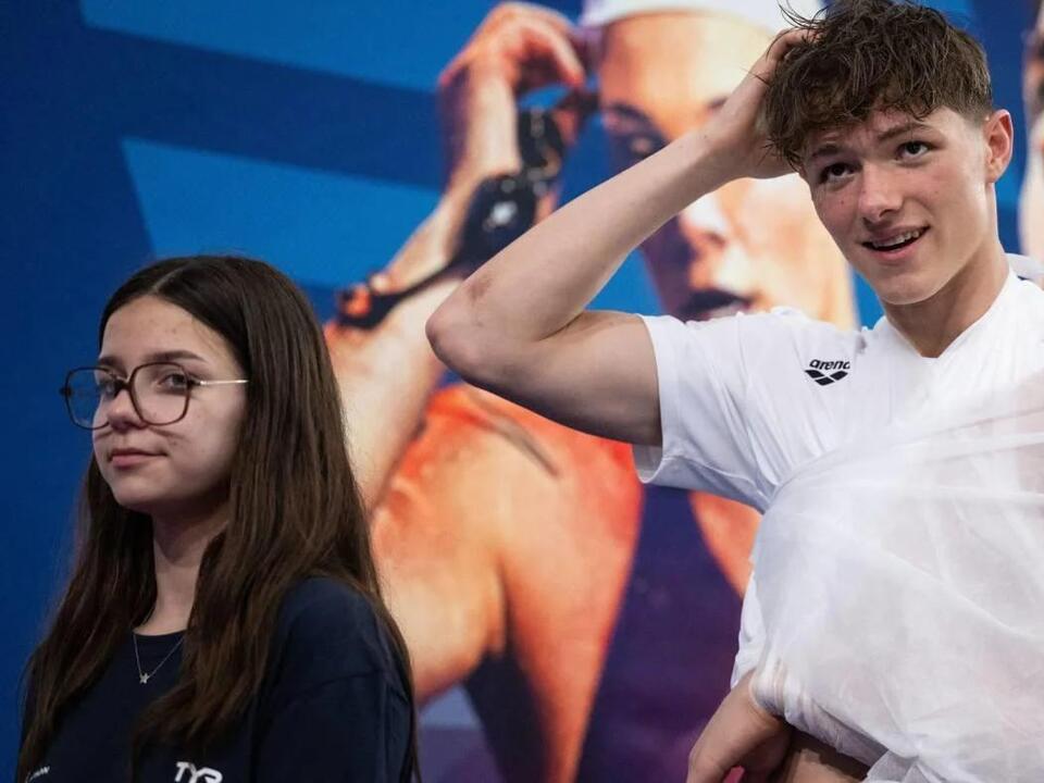 2024 Paris Olympics French swimmer Rafael FenteDamers dislocates(02)