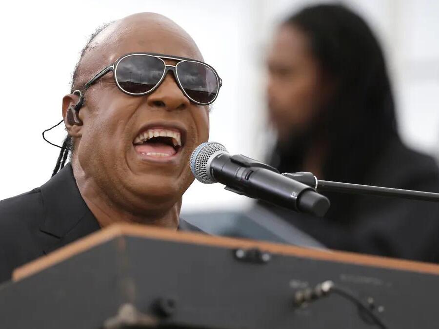 How to watch Stevie Wonder, John Legend during DNC Day 3 in Chicago