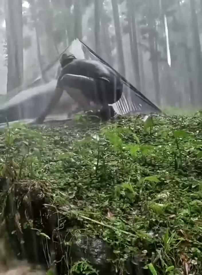 SOLO CAMPING HEAVY RAIN - BUILD SHELTER IN LONG HEAVY RAIN - ASMR Part ...