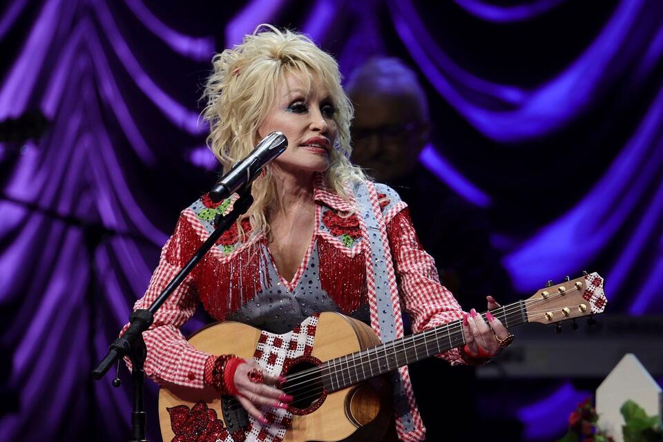 How Dolly Parton's Classic Hit 'Coat of Many Colors' Drew on Her Hard ...