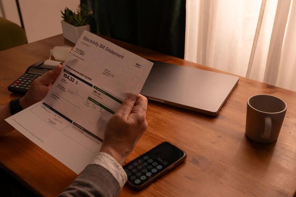 Renter's 'out of control' power bill sparked theft fears — electricians ...