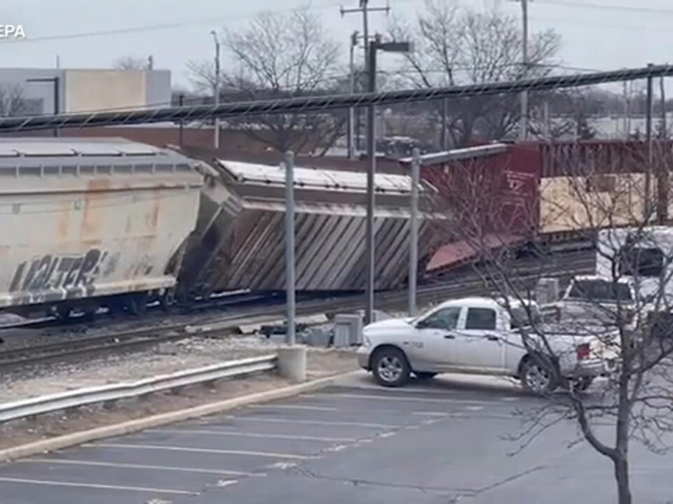 Train derailment 2 freight train cars seen tipping off tracks in Franklin Park VIDEO