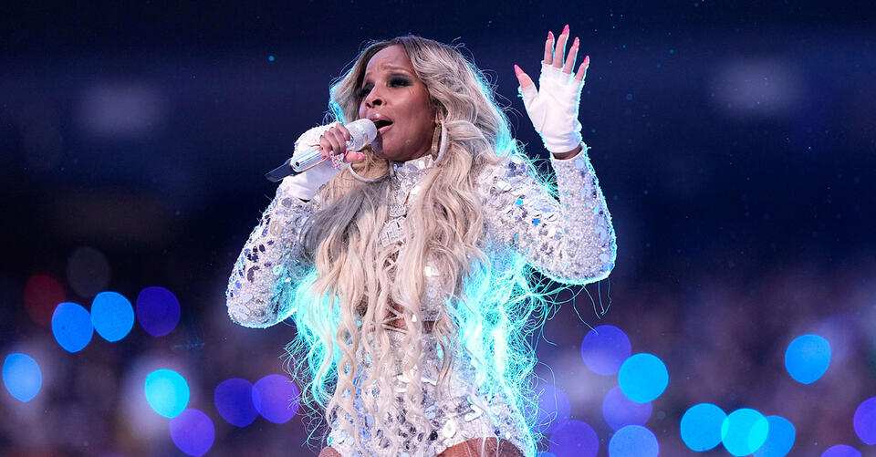 Mary J. Blige wows Super Bowl halftime show in crystal-embellished bodysuit – NewsBreak