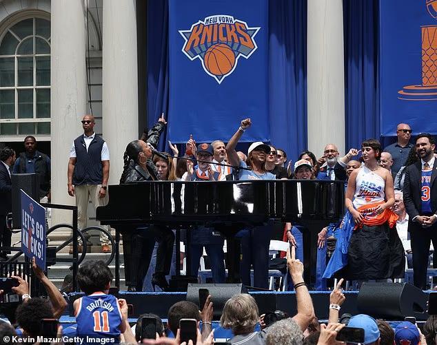 Alicia Keys stuns Knicks fans with surprise performance at NBA ...
