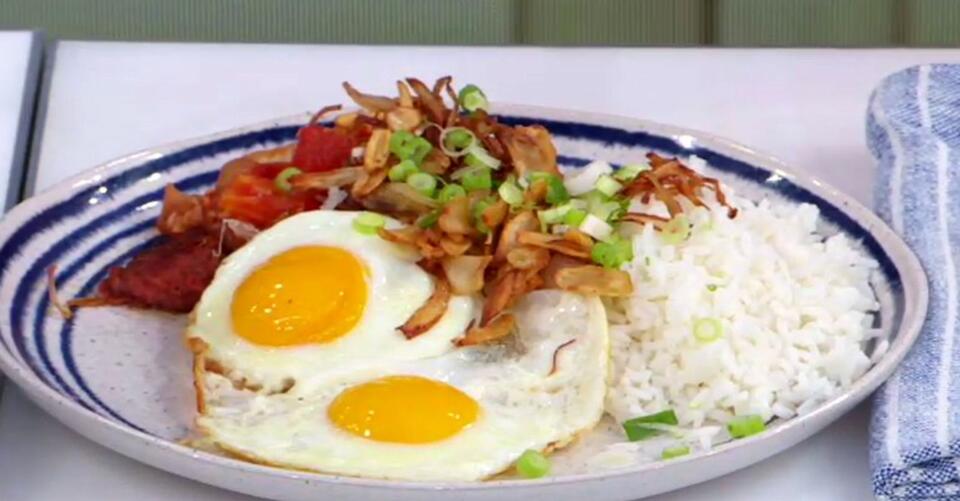 Recipe for crispy corned beef with sofrito, white rice and egg