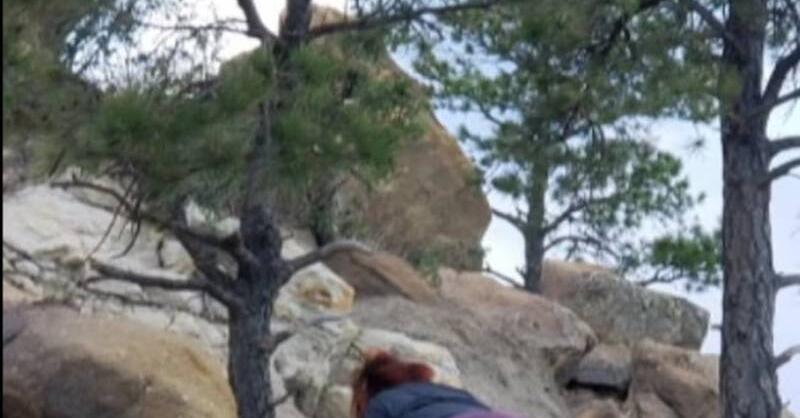 Woman’s hilarious review of .99 leggings goes viral as she slides down a mountain – NewsBreak