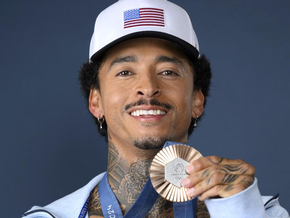 U.S. Skateboarder Nyjah Huston Goes Viral Showing Bronze Medal’s Poor(01)