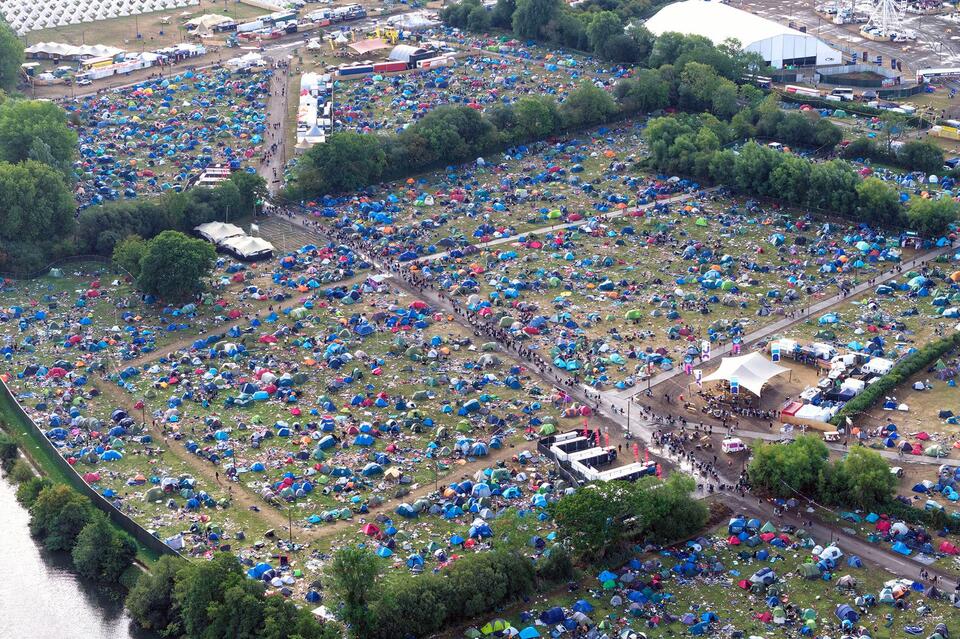 reading-festival-goers-leave-thousands-of-tents-and-piles-of-rubbish