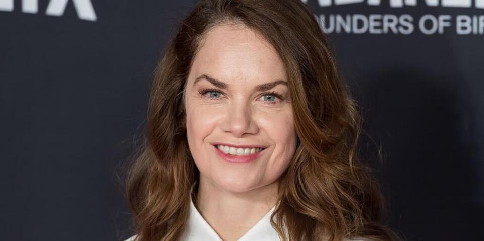 Ruth Wilson has ‘gothic dandy’ red hair transformation, with rouge noir ...
