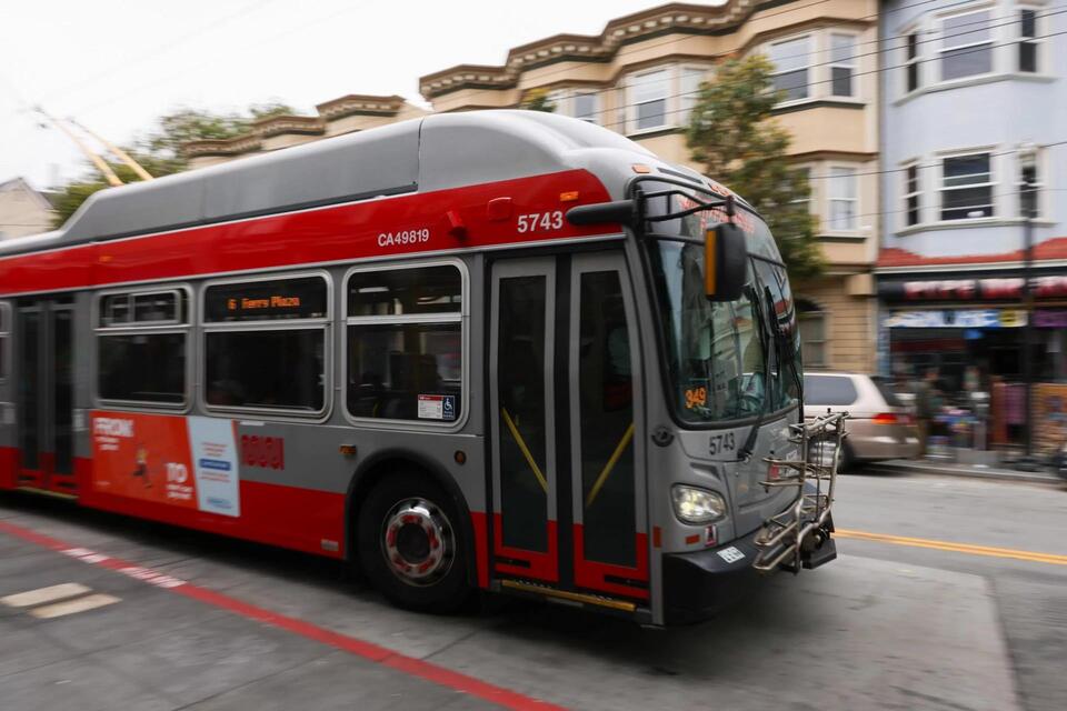 Muni attacker flees after stabbing bus passenger