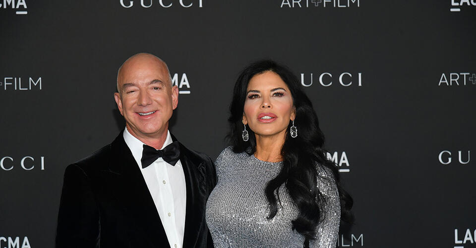Jeff Bezos’ Girlfriend Lauren Sanchez Masterfully Recovers From Shoe Malfunction at LACMA Art + Film Gala – NewsBreak
