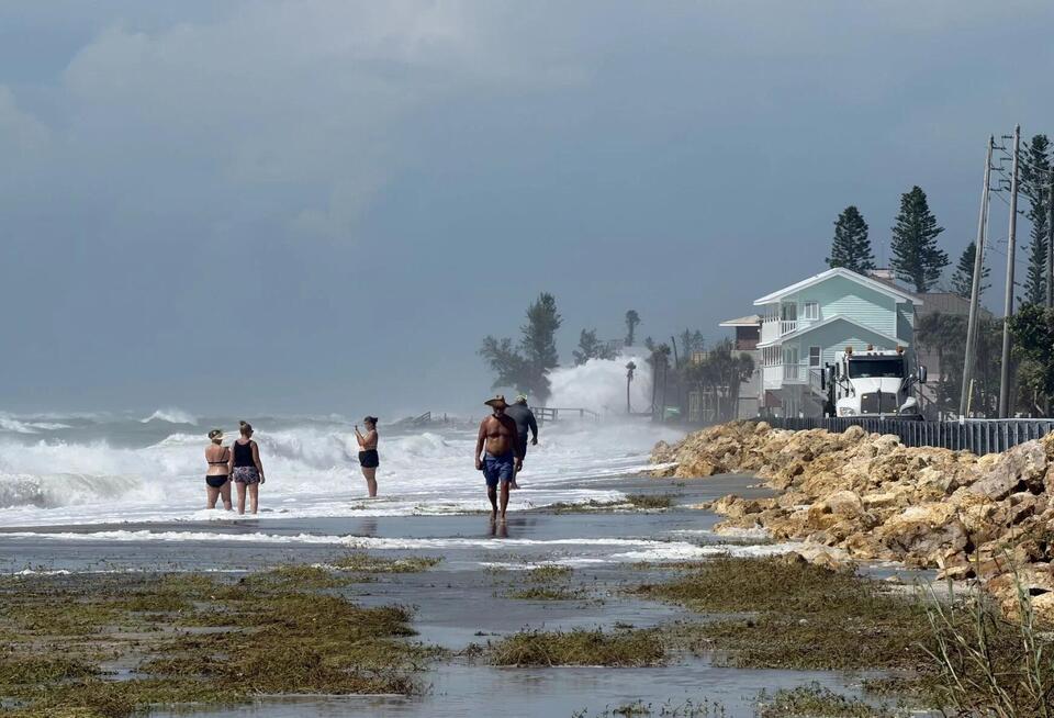 Flooding closes Manasota Key Road - NewsBreak