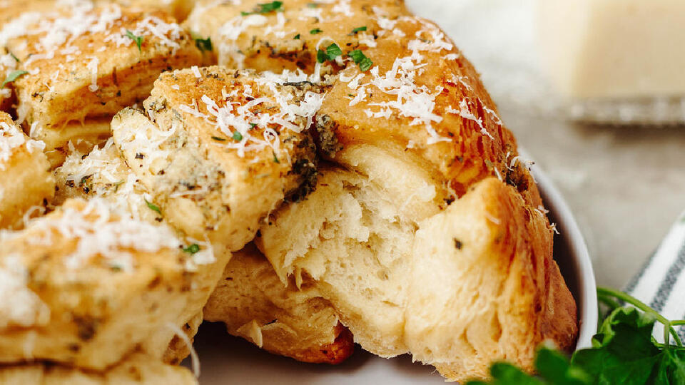 Easy Garlic Pull Apart Bread with Biscuits: A Cheesy, Buttery Delight ...